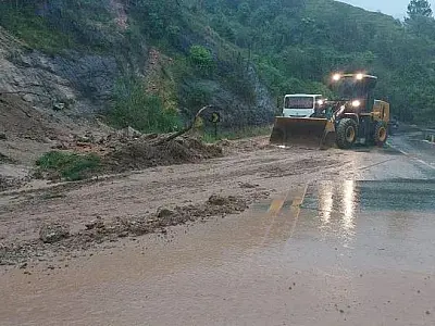 Estradas do litoral de SP ainda estão bloqueadas em 17 pontos