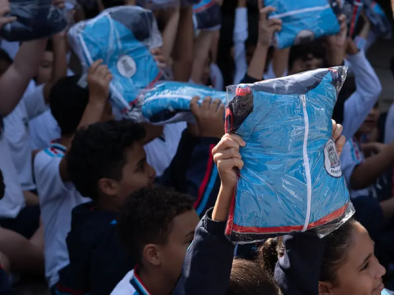 Prefeitura de Bertioga distribui cerca de 30 mil peças de uniforme de inverno para alunos