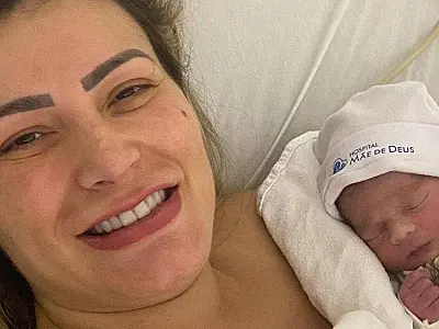 Andressa Urach tem alta após dar à luz Leon