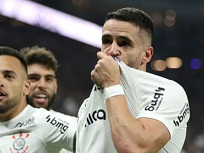 Corinthians vence São Paulo com show de Renato Augusto e larga na frente por final