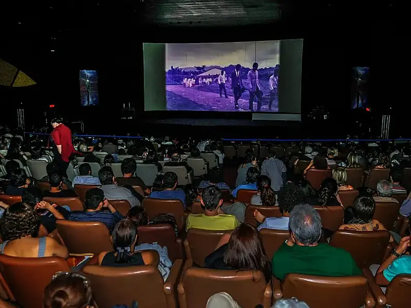 Mostra leva público a refletir sobre tensões políticas no Brasil