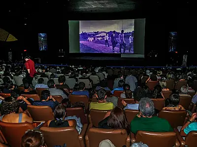 Mostra leva público a refletir sobre tensões políticas no Brasil
