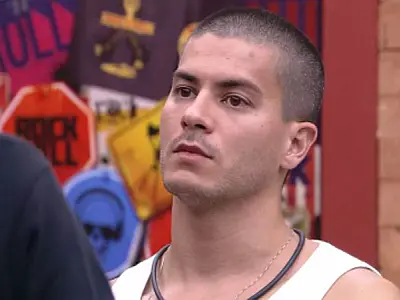 Arthur discute com brothers do quarto grunge após ir ao paredão do BBB