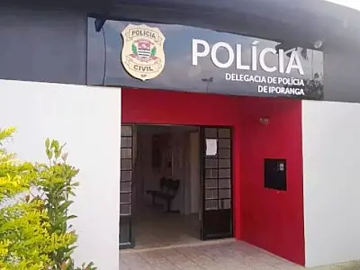 Dupla dá garrafadas em homem, invade PS e volta a atacá-lo com faca e facão
