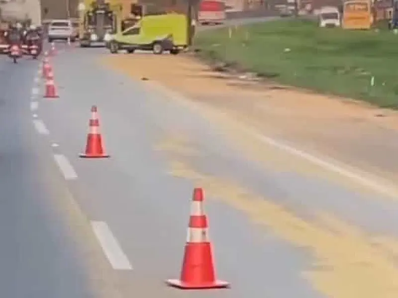 Carreta que  transportava milho tombou na Anchieta nesta quarta-feira, 23