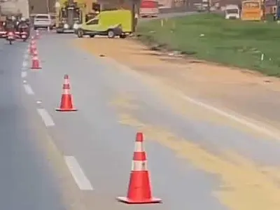Carreta que  transportava milho tombou na Anchieta nesta quarta-feira, 23
