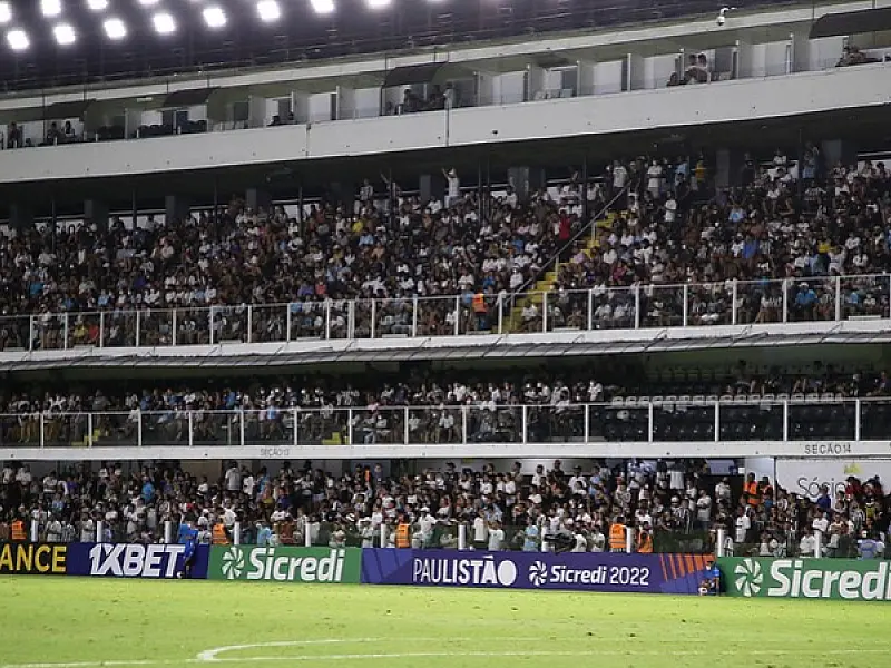 Torcida do Santos protesta após empate, na Vila Belmiro, contra o lanterna do Paulistão