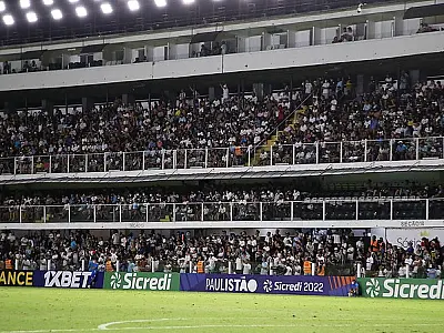 Torcida do Santos protesta após empate, na Vila Belmiro, contra o lanterna do Paulistão