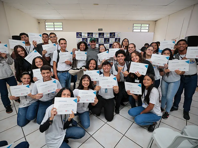 Jovens do CAMP recebem diplomas do curso Meu Emprego  Trabalho em Equipe