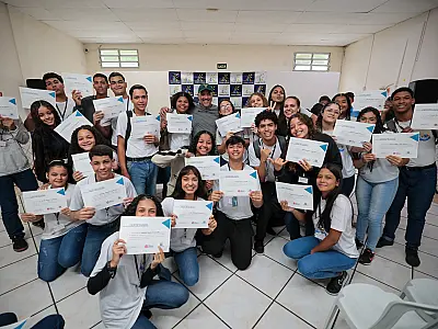 Jovens do CAMP recebem diplomas do curso Meu Emprego  Trabalho em Equipe
