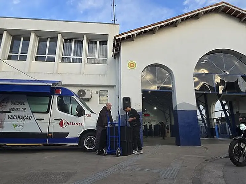 Guarujá entrega primeira Unidade Móvel de Vacinação e aplica 400 doses