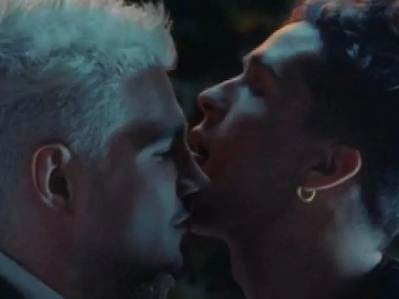 Jão lança clipe de 'Me Lambe', em que leva lambida de João Guilherme