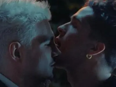 Jão lança clipe de 'Me Lambe', em que leva lambida de João Guilherme