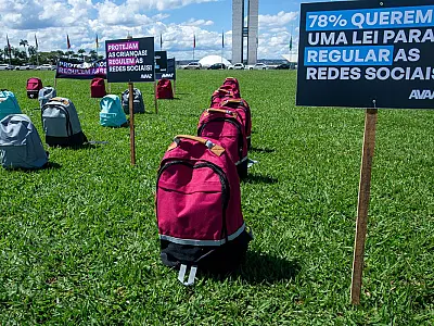 Ato no gramado do Congresso lembra vítimas de ataques em escolas