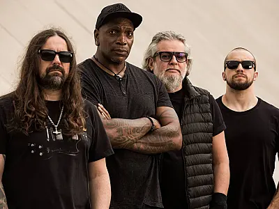 Sepultura se apresenta no Arena Club, em Santos, no dia 08 de abril