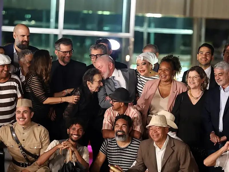 Lula recebe equipe de O Agente Secreto e destaca papel da cultura