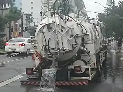 Buraco se abre e caminhão de água fica preso na Avenida Ana Costa, em Santos