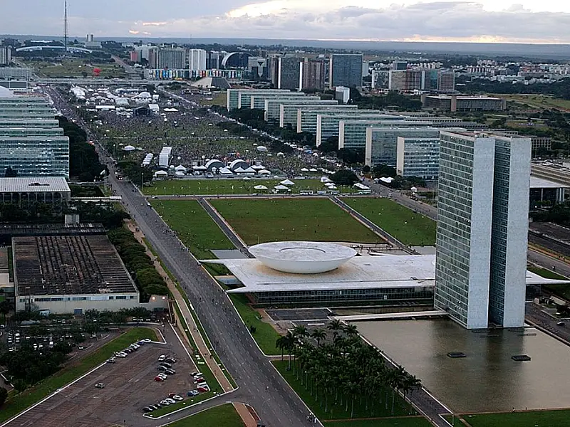 Governo federal reajusta em 9% os salários de servidores públicos