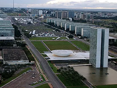 Governo federal reajusta em 9% os salários de servidores públicos