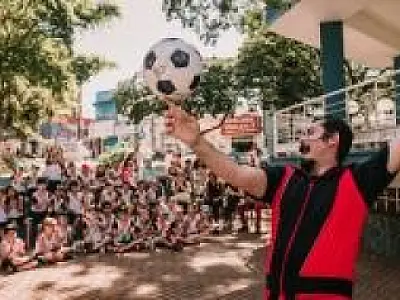Espetáculo gratuito leva magia do circo ao Emissário Submarino em temporada até dia 26