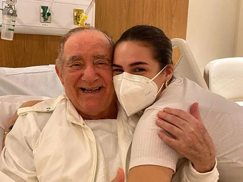Lívian Aragão deixa Farofa da Gkay para ficar com Renato Aragão no hospital