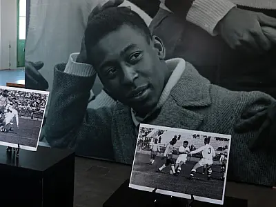Nos 85 anos de nascimento de Pelé, Santos recebe fotos históricas e inéditas da Copa de 1962