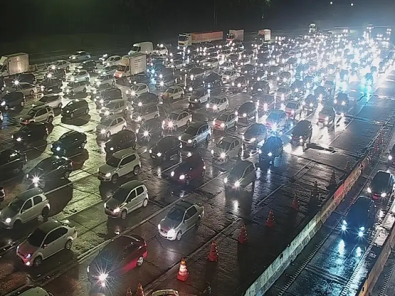 Mais de 286 mil veículos já desceram a serra para passar o Carnaval na Baixada Santista