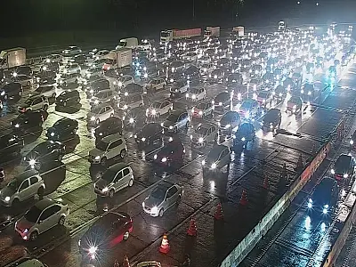 Mais de 286 mil veículos já desceram a serra para passar o Carnaval na Baixada Santista