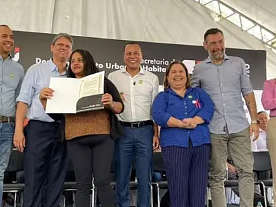 Prefeitura de Cubatão entrega escrituras definitivas a moradores do Jardim Europa, núcleo da Cota 20