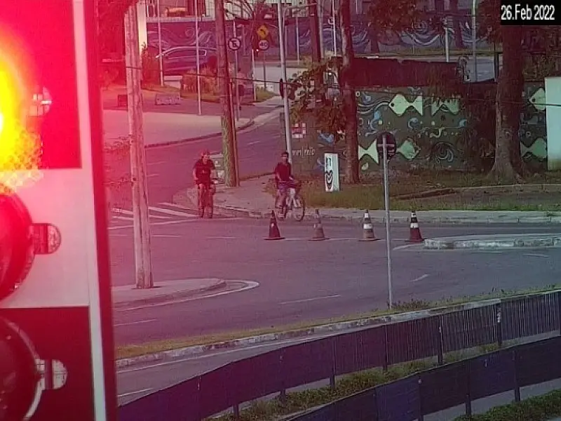 Imagens das câmeras ajudam a PM a prender dupla que roubou celular