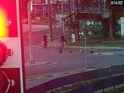Imagens das câmeras ajudam a PM a prender dupla que roubou celular