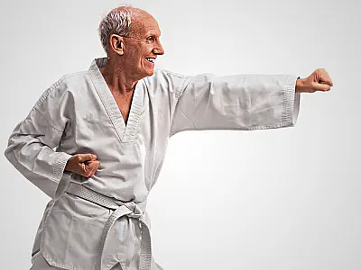 Idosos do Conviver Caiçara recebem nova graduação no taekwondo em PRaia Grande