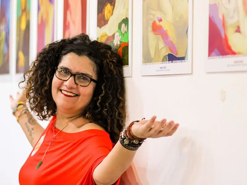 Márcia Okida, de Santos, tem obras no Salão de Humor de Piracicaba e expõe em São Vicente