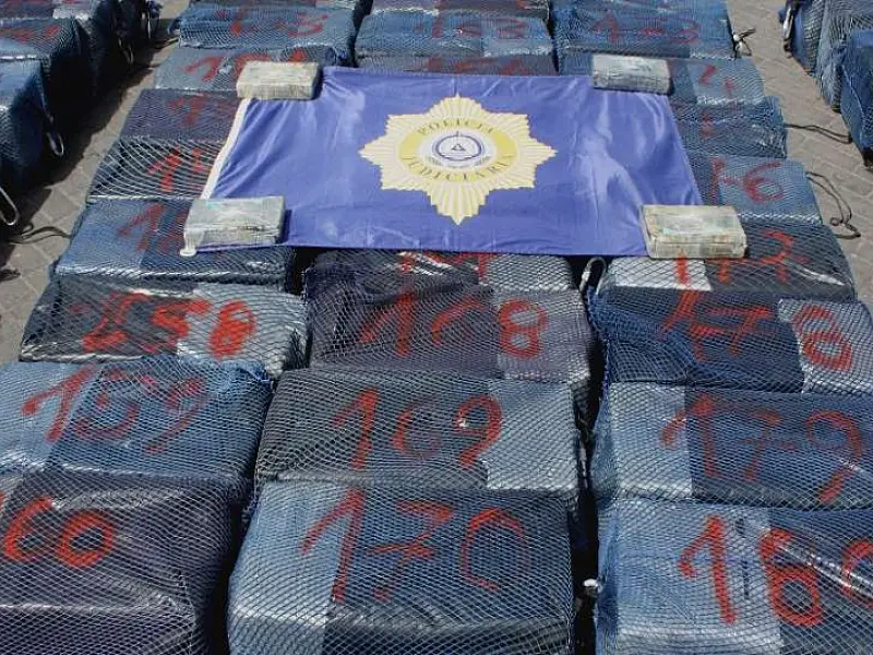 Brasileiros são presos em Cabo Verde em navio com 5,7 mil kg de cocaína