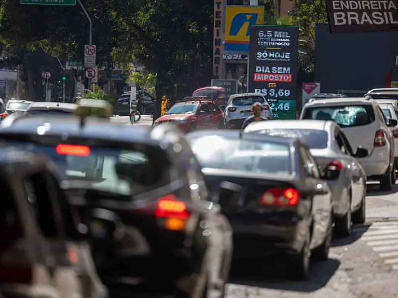 Quase 50% dos domicílios têm carro no Brasil; 25% possuem moto, diz IBGE