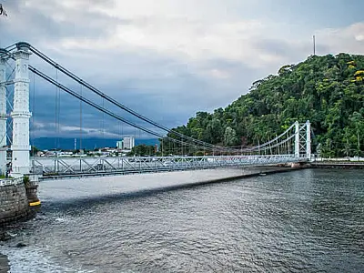 Fernando Besson dedicou a vida à preservação da Ponte Pênsil de São Vicente com coragem e devoção