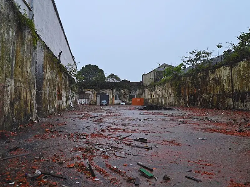 Armazém no Centro de Santos passa por demolição interna e limpeza