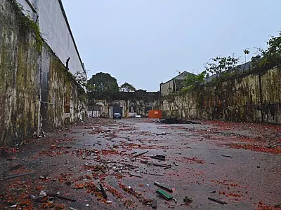 Armazém no Centro de Santos passa por demolição interna e limpeza