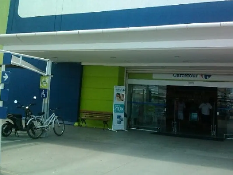 Bandidos armados assaltam joalheria dentro do Carrefour em Guarujá