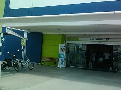Bandidos armados assaltam joalheria dentro do Carrefour em Guarujá