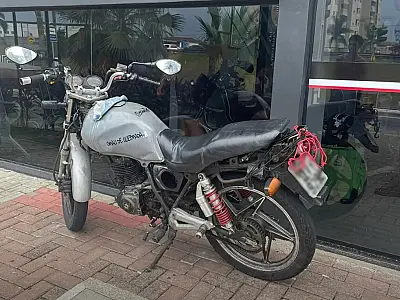 Homem é detido em Praia Grande sem habilitação e com moto adulterada