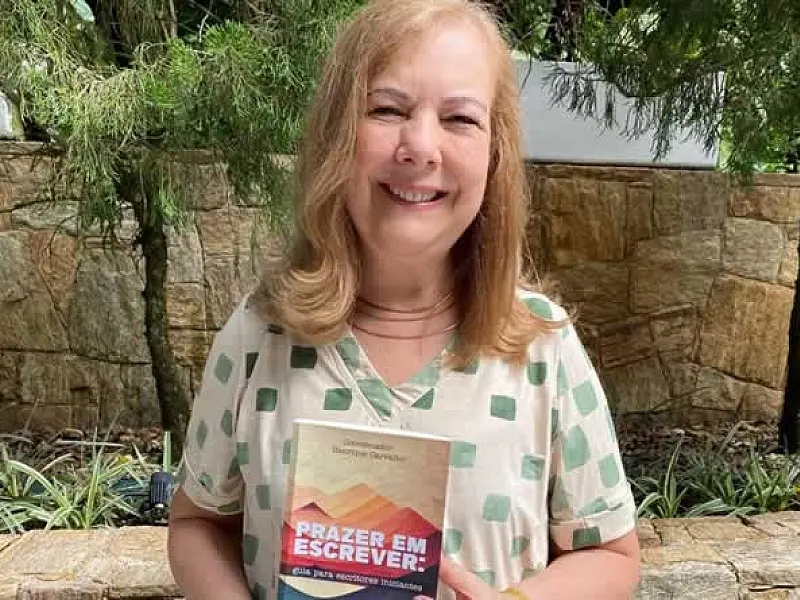 Professora aposentada da rede de municipal de Guarujá tem livro premiado em Portugal
