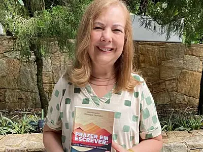 Professora aposentada da rede de municipal de Guarujá tem livro premiado em Portugal