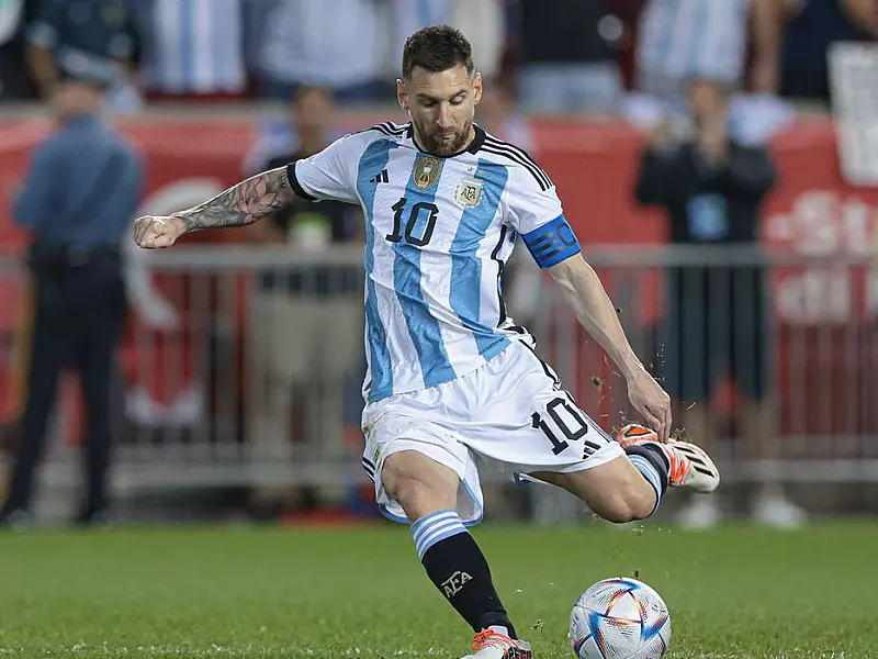 Camisa de Messi esgotou no mundo todo, diz jornal