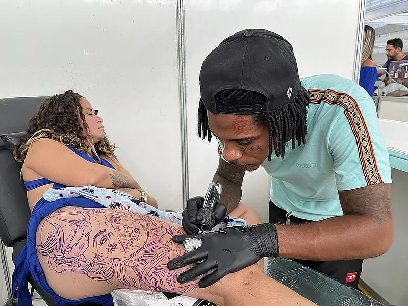 7ª edição da Convenção de Tatuagem reúne mais de mil amantes da arte, em Guarujá