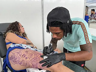 7ª edição da Convenção de Tatuagem reúne mais de mil amantes da arte, em Guarujá