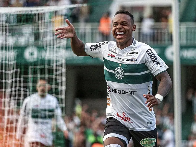 Coritiba deslancha no 2º tempo, bate Maringá e conquista o Paranaense
