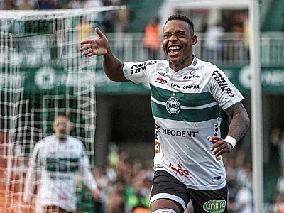 Coritiba deslancha no 2º tempo, bate Maringá e conquista o Paranaense