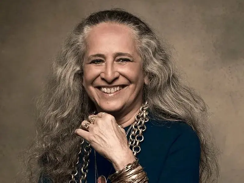 Maria Bethânia chega aos 80 anos como referência da música brasileira