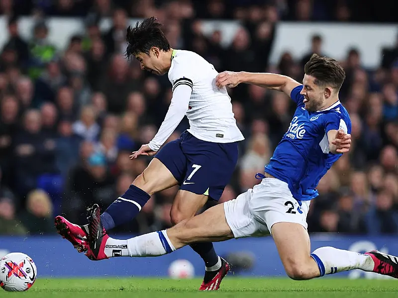 Everton empata com Tottenham no fim; Lucas Moura é expulso em 6 minutos